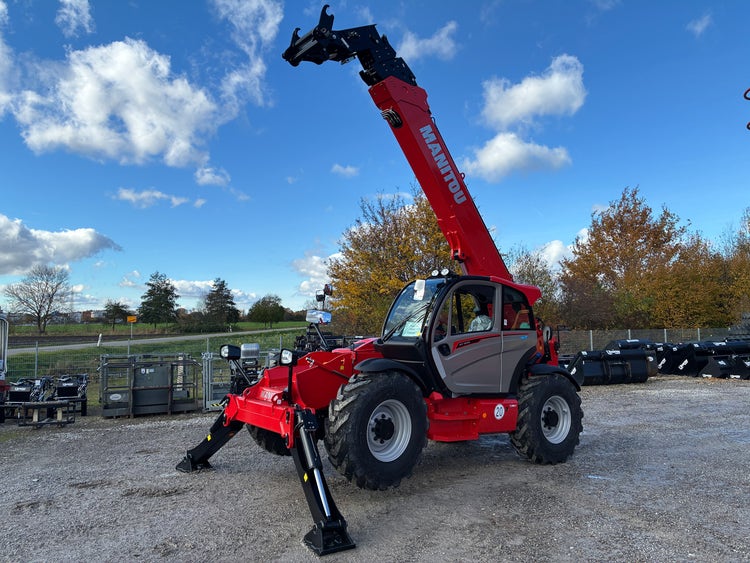 Manitou MT 1840 100D ST5 S1 Comfort mit ausgefahrenem Teleskoparm und Abstützungen auf dem Hof.