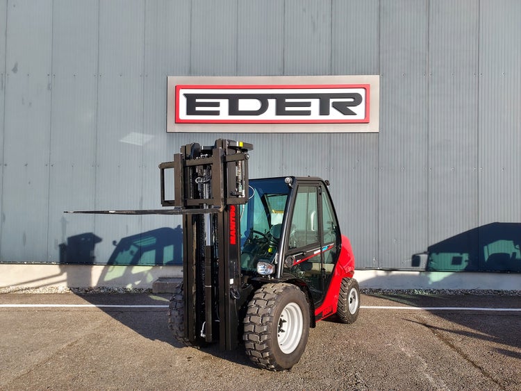 Roter Manitou MSI 30 Gabelstapler in schräge Frontalansicht mit hochgefahrener Gabel, stehend vor EDER-Schriftzug.
