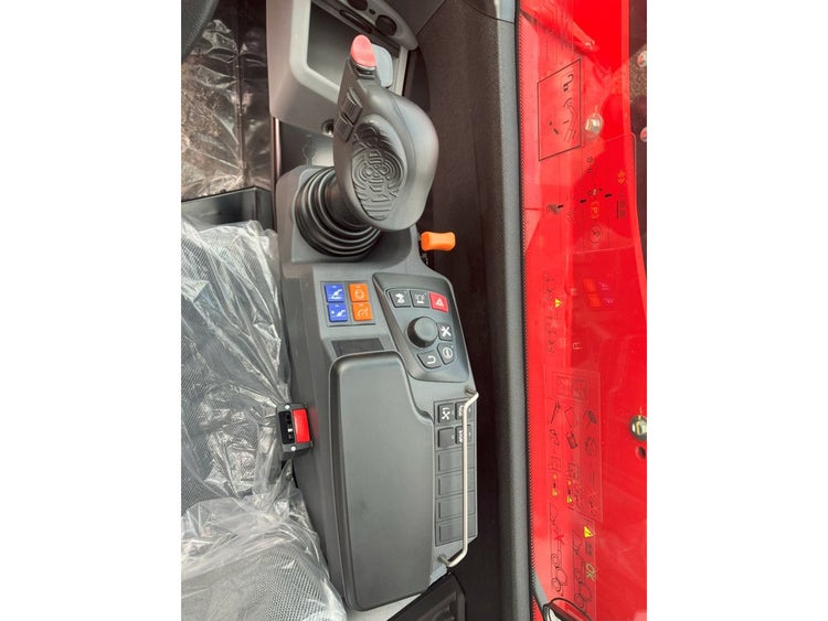 Joystick-Steuerung und Bedienkonsole im Manitou MLT 635-145 V+ D ST5 S1 mit Multifunktionsschalter.