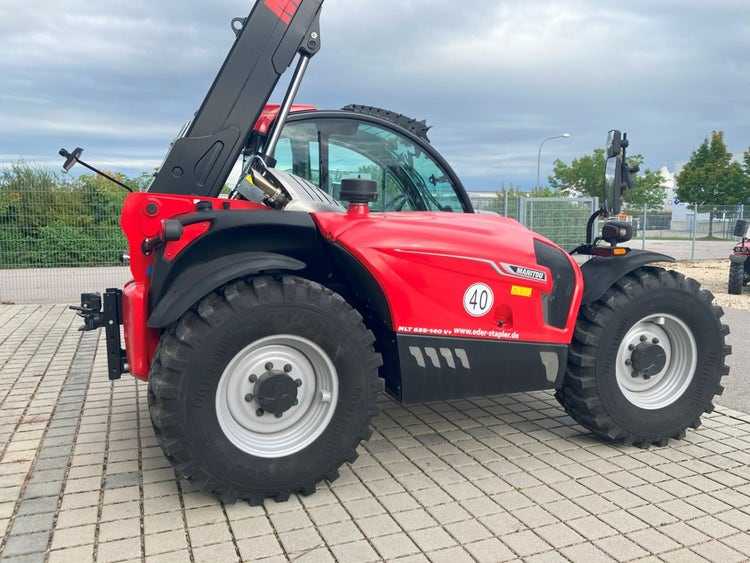 Manitou MLT 635-145 V+ D ST5 S1 von der Seite mit großem Teleskoparm.