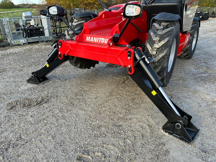 Vorderansicht der Abstützungen des Manitou MT 1840 100D ST5 S1 Comfort mit LED-Arbeitsleuchten.
