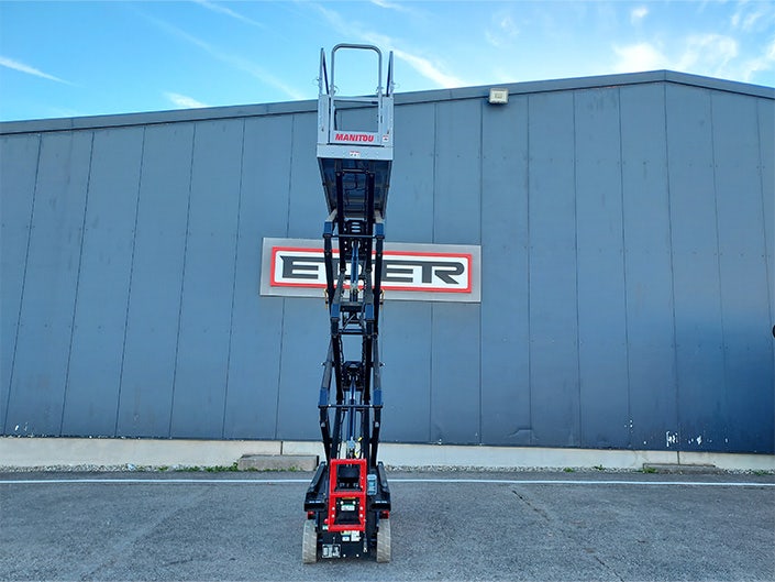 Scherenbühne von Manitou ausgefahren ansicht von vorne