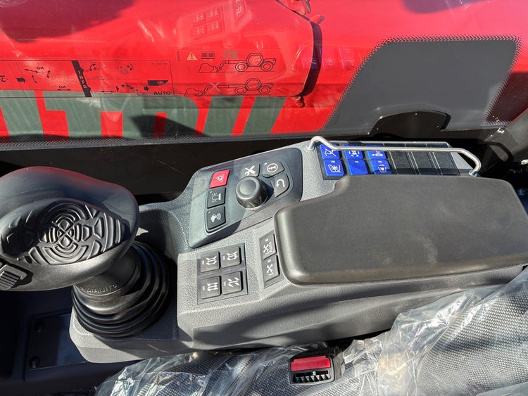 Joystick-Bedienung und Steuerkonsole des Manitou MHT 790 mit Funktionstasten.