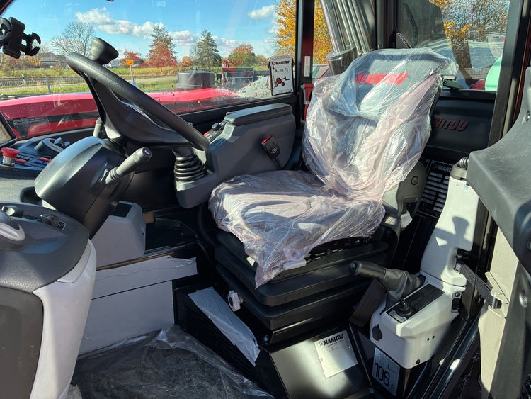 Innenraum des Manitou MLT 630-115 D mit ergonomischem Fahrersitz und übersichtlicher Steuerkonsole.