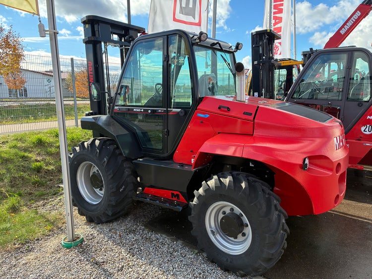 Roter Manitou Geländestapler M50-4 auf dem Ausstellungsgelände bei Sonnenschein