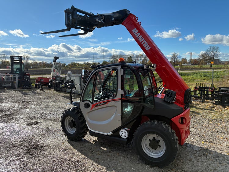 Seitenansicht des Manitou MT 420 H ST5 mit ausgefahrenem Teleskoparm und 20 km/h-Zulassung.