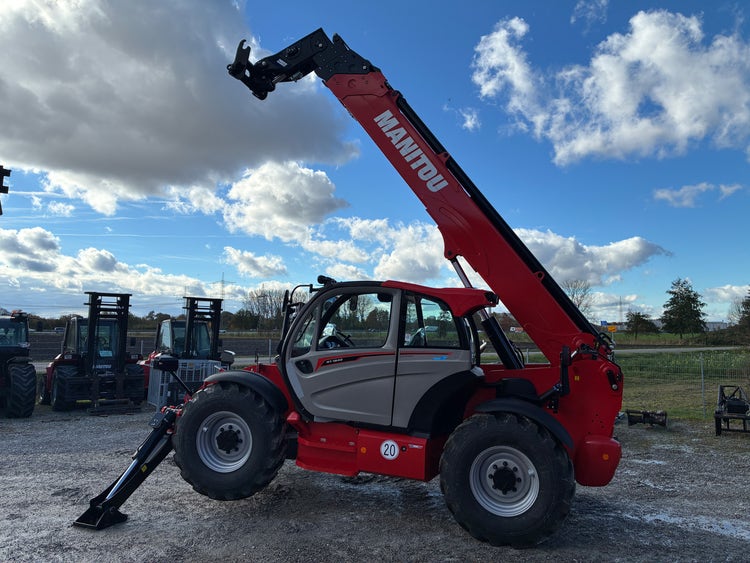 Seitenansicht des Manitou MT 1840 100D ST5 S1 Comfort mit angehobenem Ausleger und stabilen Stützen.