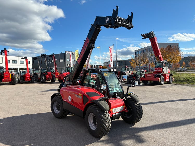 Manitou MLT 625 75K Teleskoplader schräg von vorne auf dem Betriebsgelände.