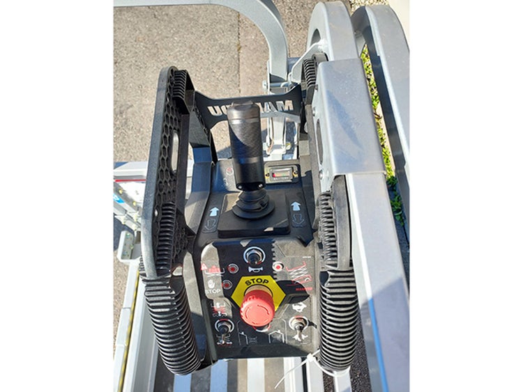 Nahaufnahme der Bedienkonsole auf der Plattform der Manitou SE 0808, mit Joystick, Not-Aus und Steuerungssymbolen.