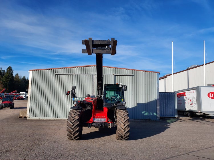 Frontansicht des Manitou MLT 841-145 PS+ ST5 S1 mit ausgefahrenem Hubarm und LED-Leuchten