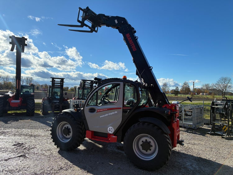 Seitenansicht des Manitou MLT 630-115 D mit ausgefahrenem Teleskoparm und 40 km/h Zulassung.