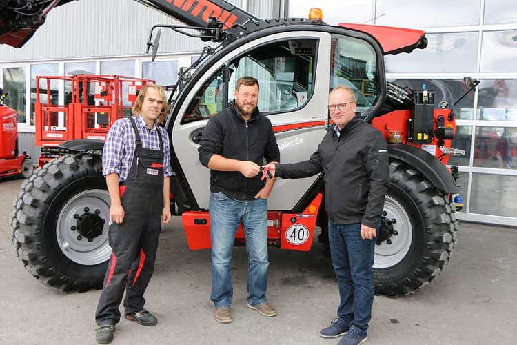 Übergabe Foto des Manitou Staplers