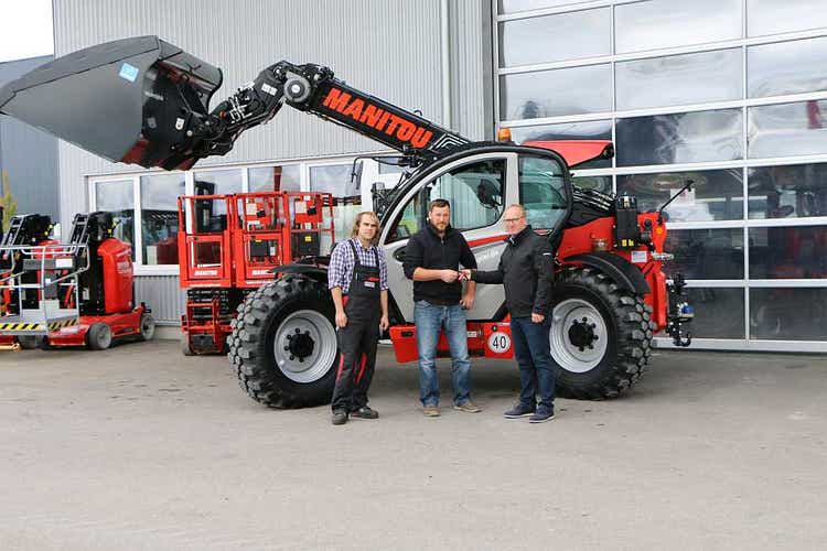 Übergabe Foto des Manitou Staplers