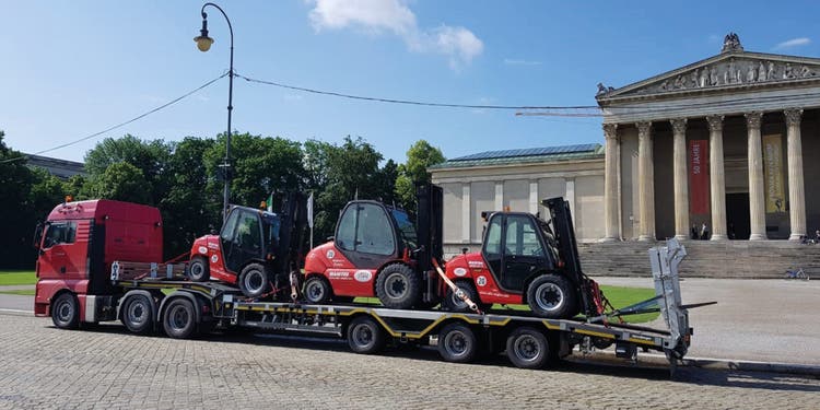 Transport vo drei Manitou Staplern