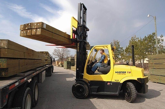 Dieselstapler von Hyster im Umgang mit Holzplanken