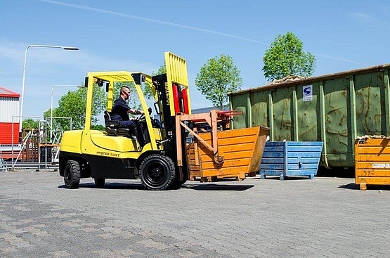 Bild eines gelben Dieselstaplers von Hyster