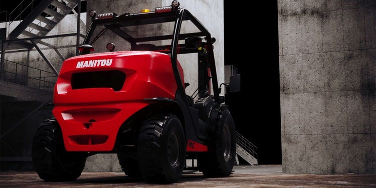 Roter Manitou-Gabelstapler in einer industriellen Umgebung mit Betonwänden