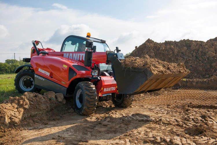 Teleskoplader von MANITOU im Einsatz mit Erdreich