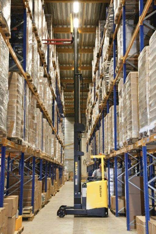 Schubmaststapler Einsatz im Lagergang