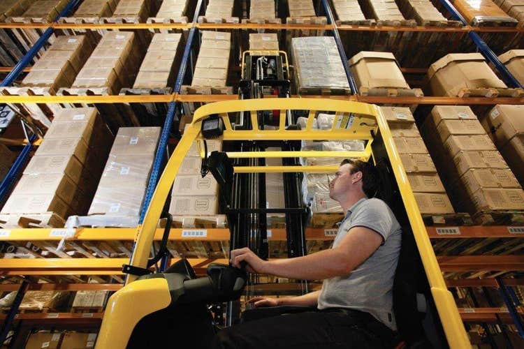 Schubmaststapler im Hochregallager