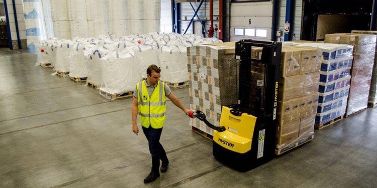 Hubwagen von HYSTER hebt eine Palette im Lager an