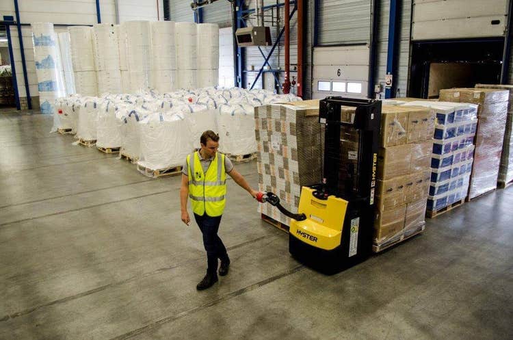 Hubwagen von HYSTER hebt eine Palette im Lager an