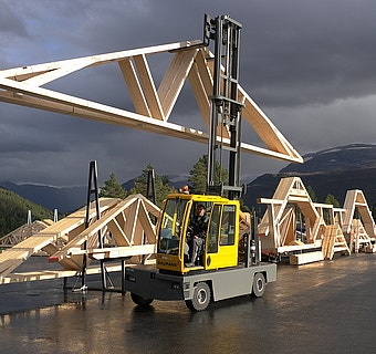 Baumann-Seitenstapler transportiret eine Dachkonstruktion