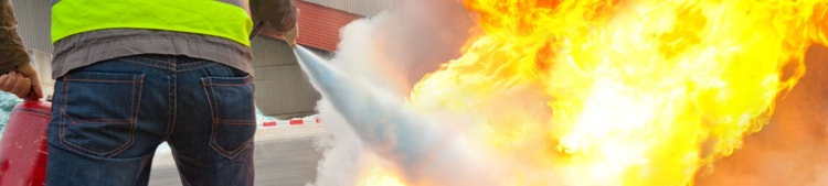 Header Bild eines Mannes der Feuer Löscht