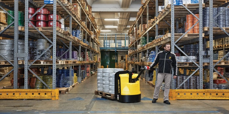 Header Bild von einem Mitgänger-Flurförderzeug in einer Lager Halle