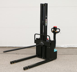Elektrischer Hochhubwagen mit Hubmast und Deichselsteuerung zum Heben und Transportieren von Paletten