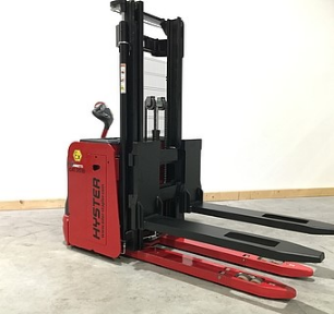 Roter Hyster Elektro-Hochhubwagen mit Deichselsteuerung und Doppelmast zum Palettenhub und innerbetrieblichen Transport.