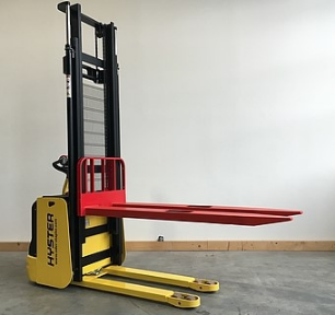 Gelb-roter Hyster Hochhubwagen mit elektrischem Antrieb und angehobenen Gabeln für Paletten- und Lagerarbeiten.
