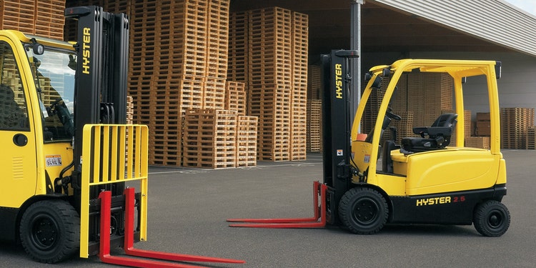 Header Bild von Hyster Staplern vor einer Halle