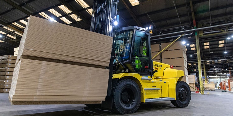 Bild von einem Containerfähiger Schwerlaststapler in einer Halle