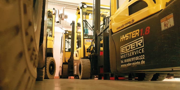 gelbe Hyster Stapler stehen hintereinander in einer Halle