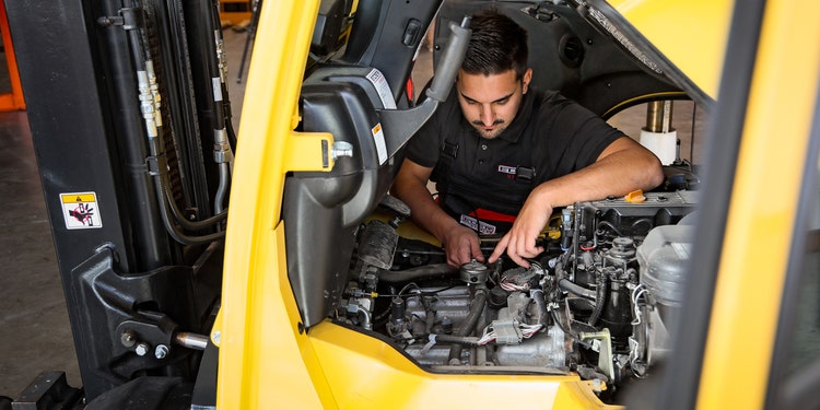 Header Bild von einem Hyster Stapler der in einer Halle Reparariert wird