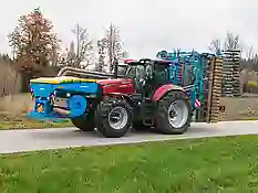 Roter Case Traktor mit Mähwerk
