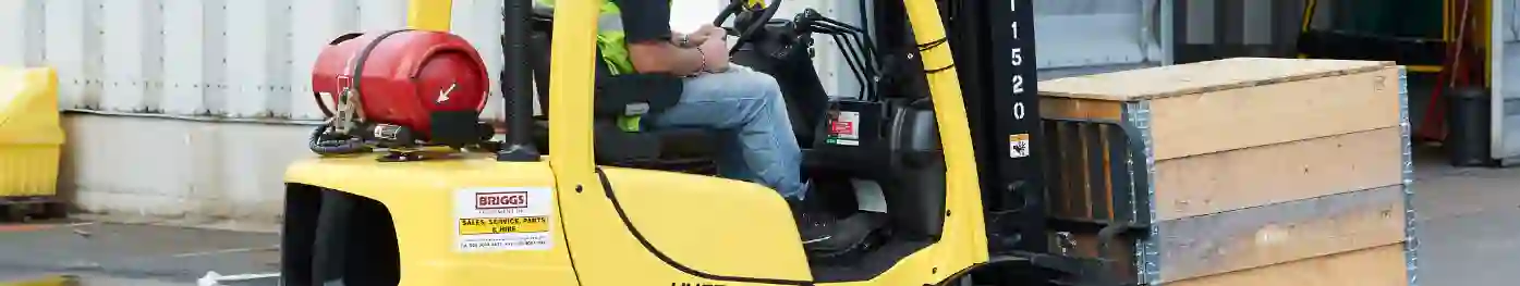 Bild eines gelben Hyster Staplers bei der Fahrerschulng