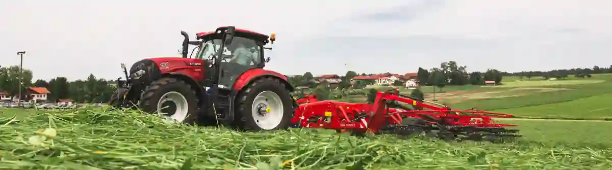 Roter Case Traktor bei den Grünlandtagen
