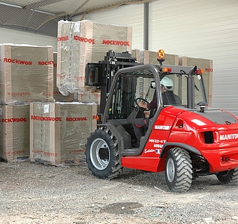 Bild von einem Manitou Geländestapler