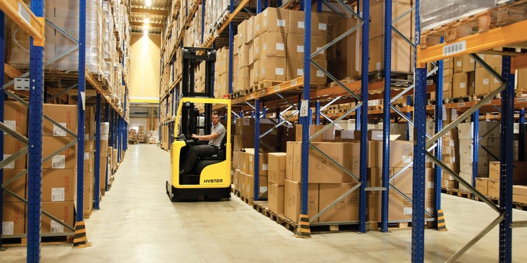 Header Bild von einem Stapler der in einem Lager fährt